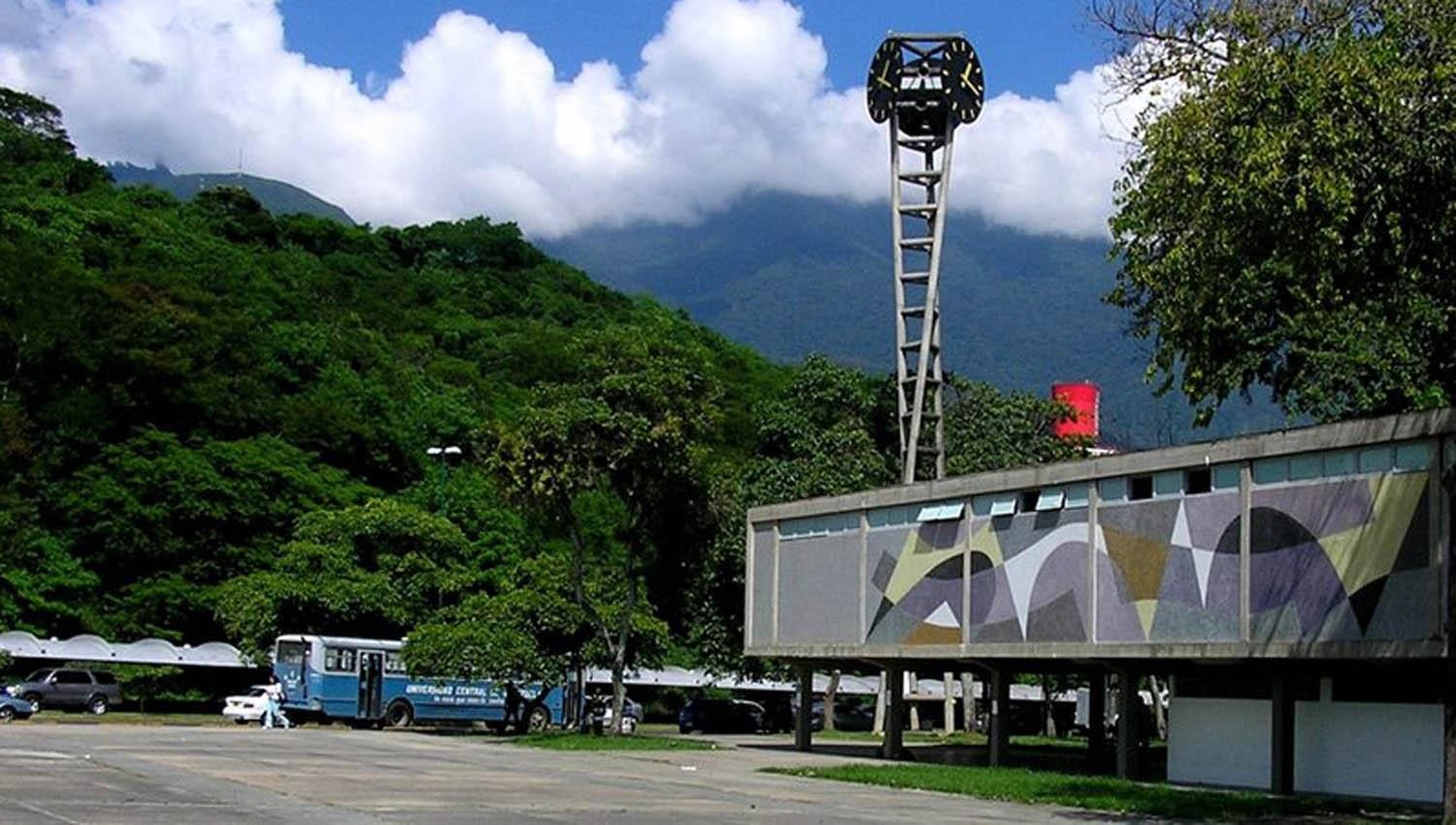 A mano armada, le robaron más de tres mil dólares a un maestro de obras en la UCV