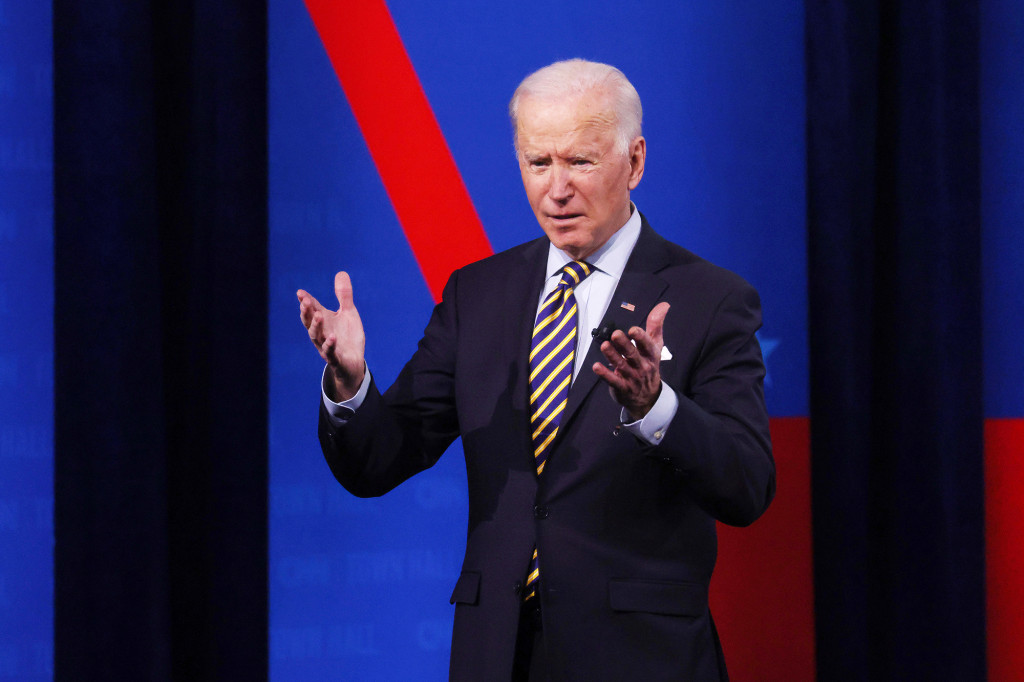 Biden impulsa ayudas a los negocios más pequeños o dirigidos por inmigrantes