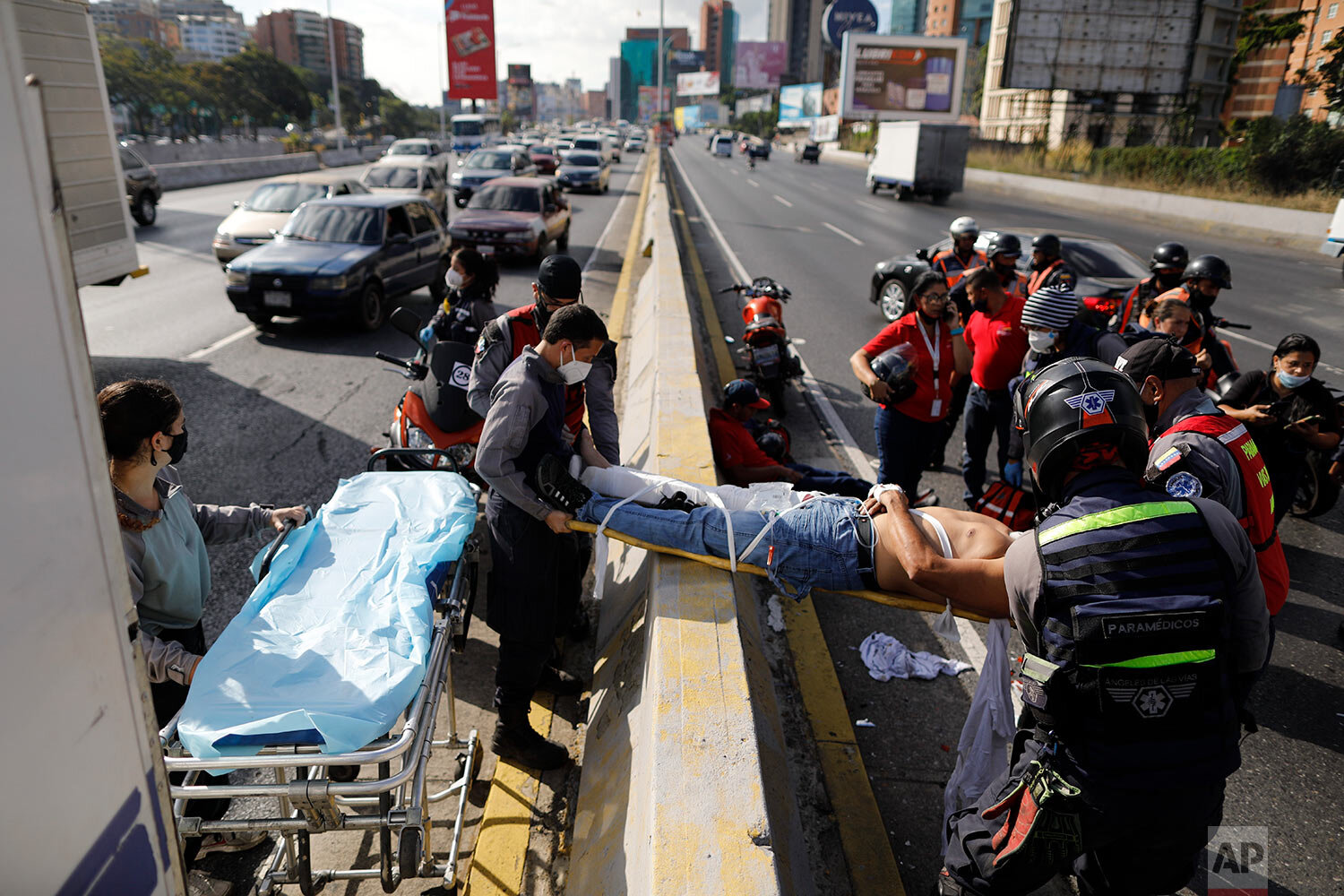 AP: Paramédicos voluntarios patrullan las calles de Caracas para salvar vidas
