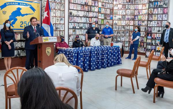 Gobernador de Florida abrió centro de vacunación en un museo del exilio cubano