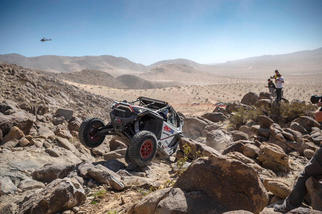 Miles de personas se reúnen para la carrera todoterreno King of the Hammers en California