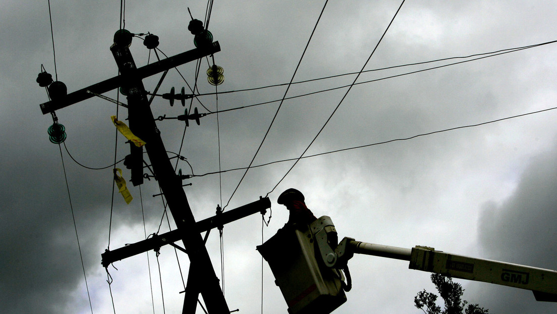 ¡Insólito! Provocó un apagón tras intentar “hacer ejercicio” en un poste eléctrico (Video)