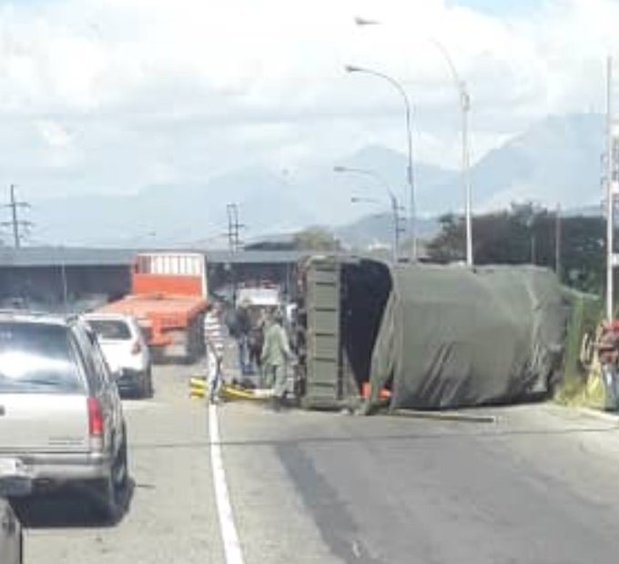 Vehículo que transportaba tropas militares sufrió accidente en la ARC #27Feb