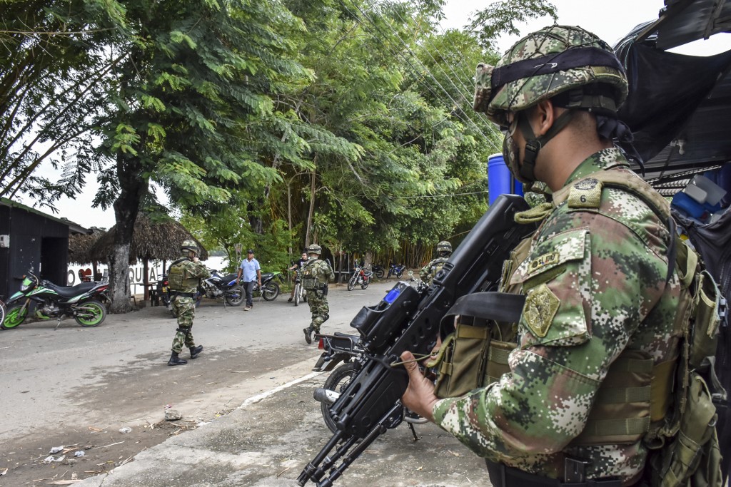 Venezuela refuerza militarmente la frontera con Colombia tras los enfrentamientos entre guerrillas