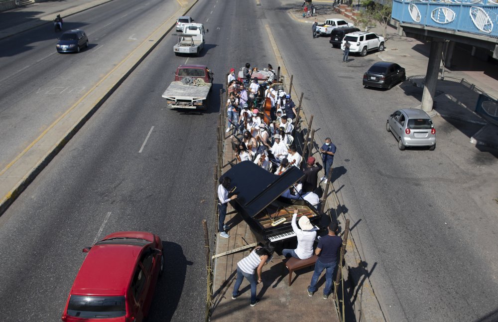 Mobile orchestra tries to bring cheer to venezuelan streets