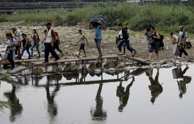 Colombia alberga a miles de venezolanos desplazados tras combates en Apure (Video)