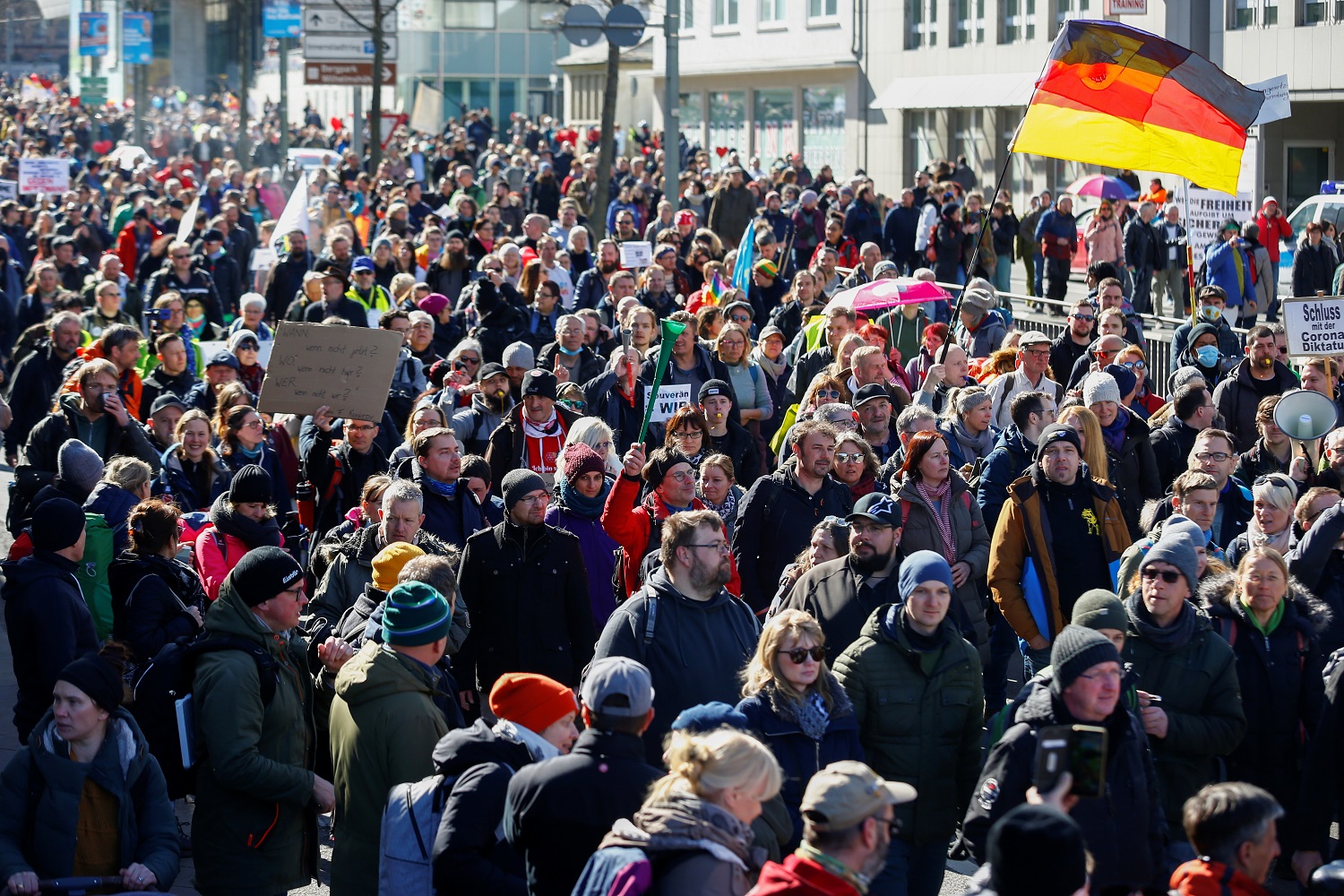 Enfrentamientos entre policía y manifestantes opuestos a restricciones por pandemia en Alemania