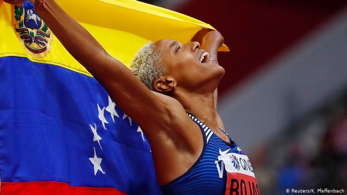 La polémica FOTO de Yulimar Rojas, arropada solo por el pabellón nacional