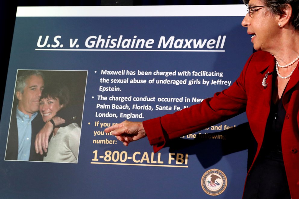 “Fue violada repetidamente por Jeffrey Epstein y Ghislaine Maxwell frente a su hijo de 8 años”