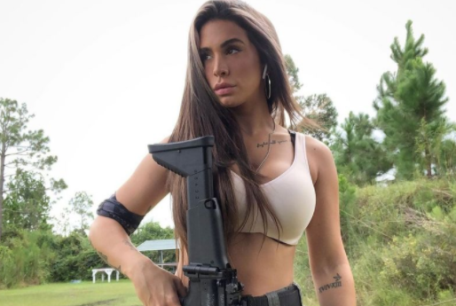 ¿Sensual y peligrosa? La mujer que aprendió a utilizar armas de alto calibre luego de ser violada en dos oportunidades