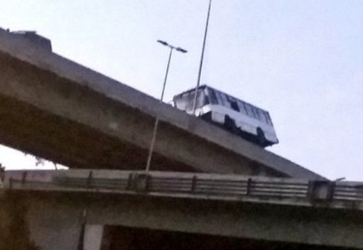 ¡SUSTO! Autobús se estrelló contra la defensa en la autopista Valle-Coche y casi cae al vacío #10Mar (VIDEO)