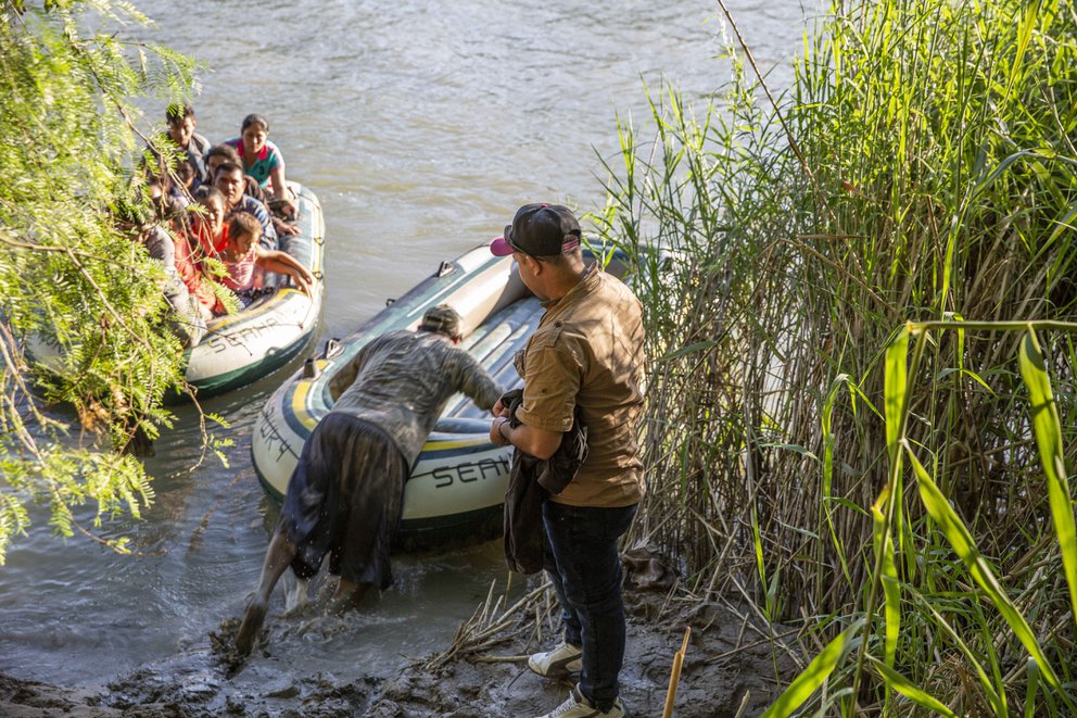 Líderes europeos rechazan uso de migrantes para “intereses políticos”