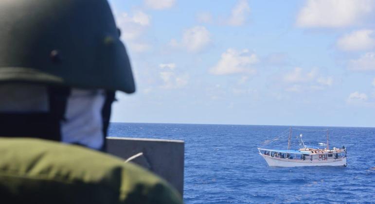 Marina de Brasil interceptó a un peñero con 15 venezolanos a bordo por pesca ilegal