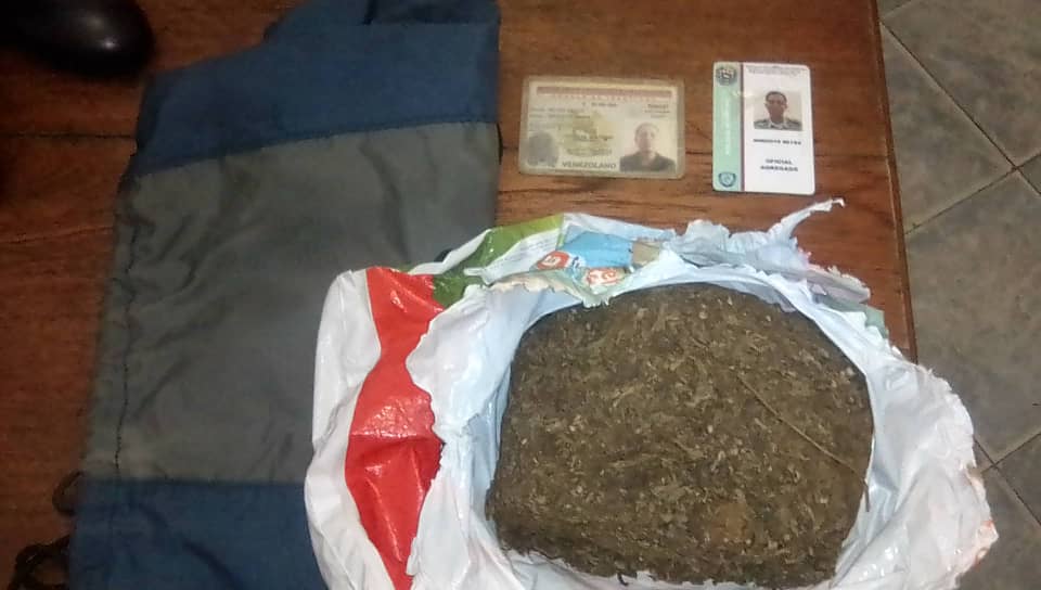 Detienen a una funcionaria de PoliBenítez con una panela de presunta marihuana