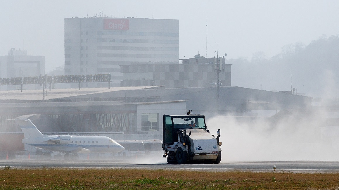 Aeropuerto ecuatoriano afectado por caída de ceniza volcánica reanuda operaciones