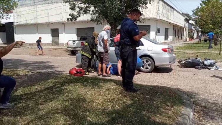 Drama en Argentina: Motociclista murió tras chocar con un auto conducido por su padre