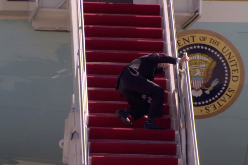 La Casa Blanca culpó al viento de la caída de Biden en los escalones del Air Force One