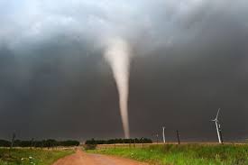 Millones de estadounidenses están bajo la amenaza de tornados y tormentas este fin de semana