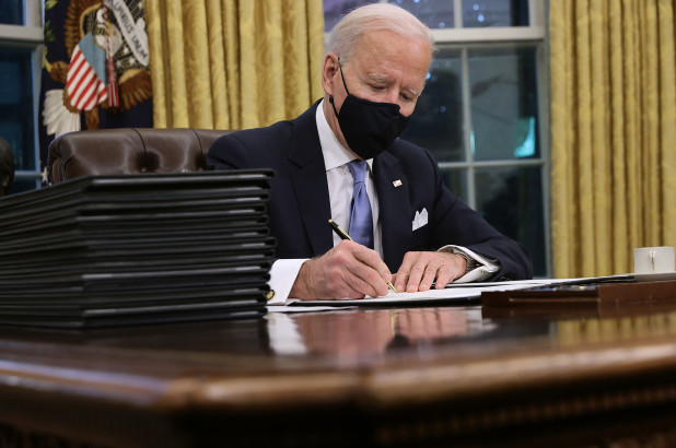 Biden firmará el viernes el plan de rescate, su primera victoria legislativa