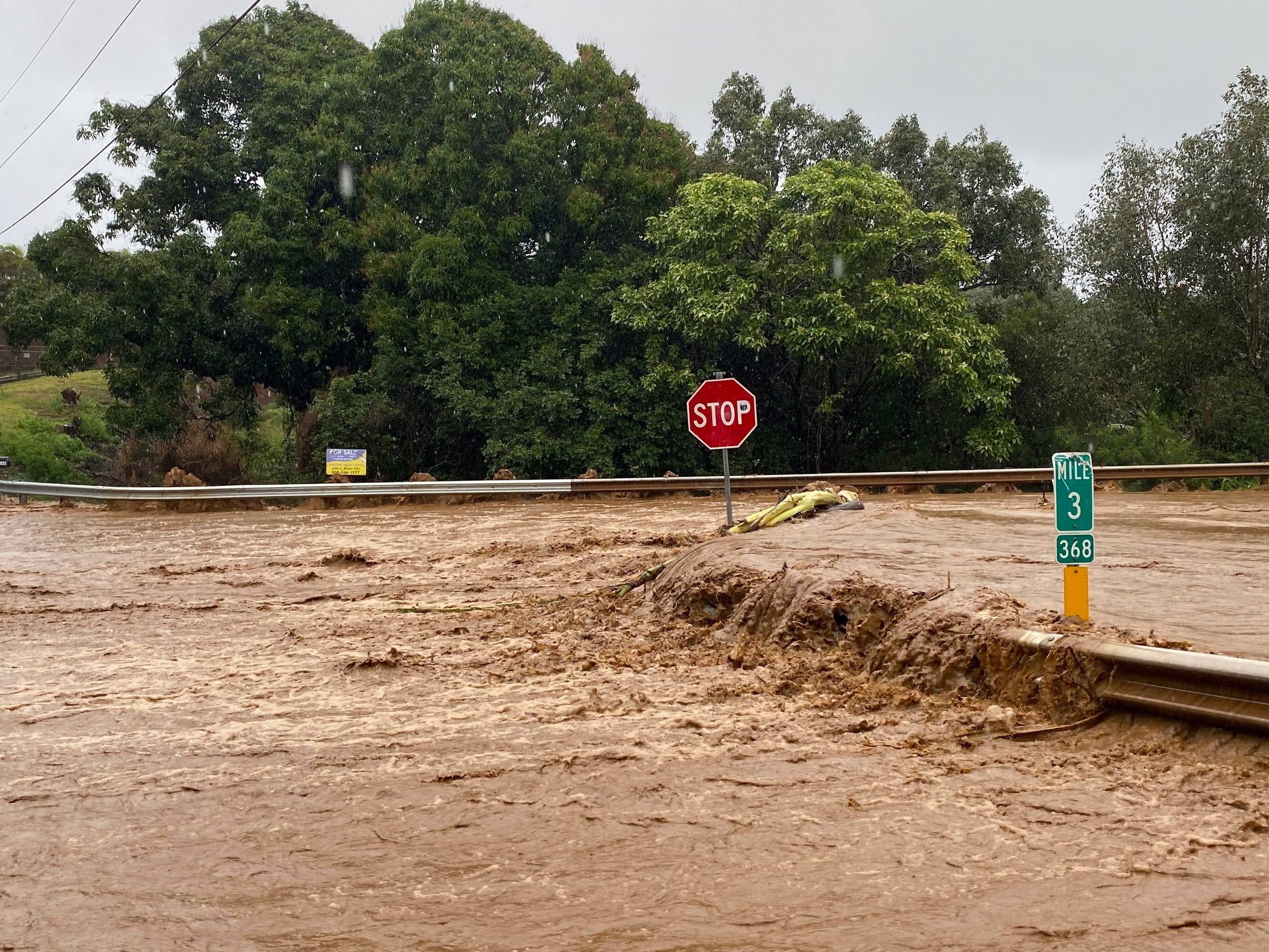 Gobernador de Hawái declaró estado de emergencia tras lluvias y devastadoras inundaciones (Video)