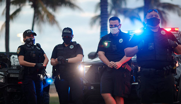 Turistas se adaptan al toque de queda en Miami Beach para el segundo fin de semana