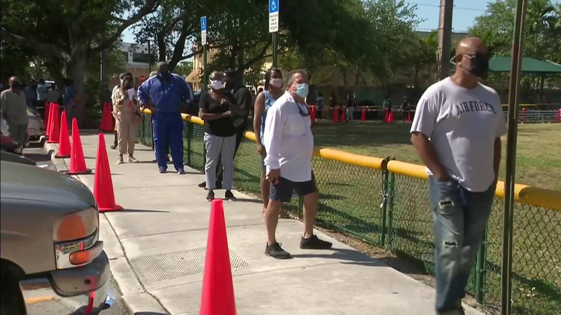 Robaron varios autos en la urbanización de Lauderdale Lakes