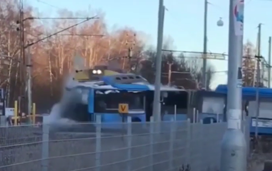 El impresionante momento en que un tren en Suecia choca contra un autobus (VIDEO)