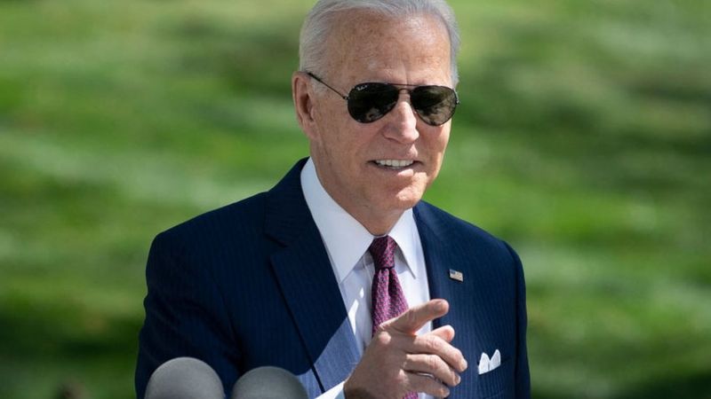 Biden podría permitir que empleados federales trabajen desde casa de forma permanente