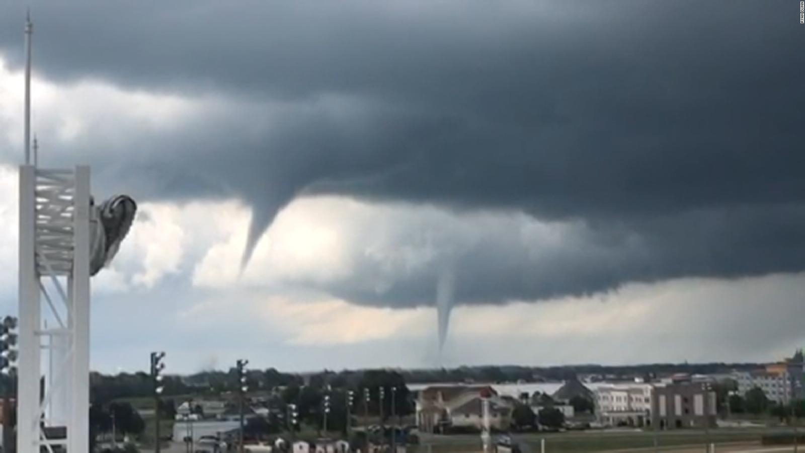 ¡Increíble! Embarcación de carga pasó a través de un peligroso tornado marino (VIDEO)