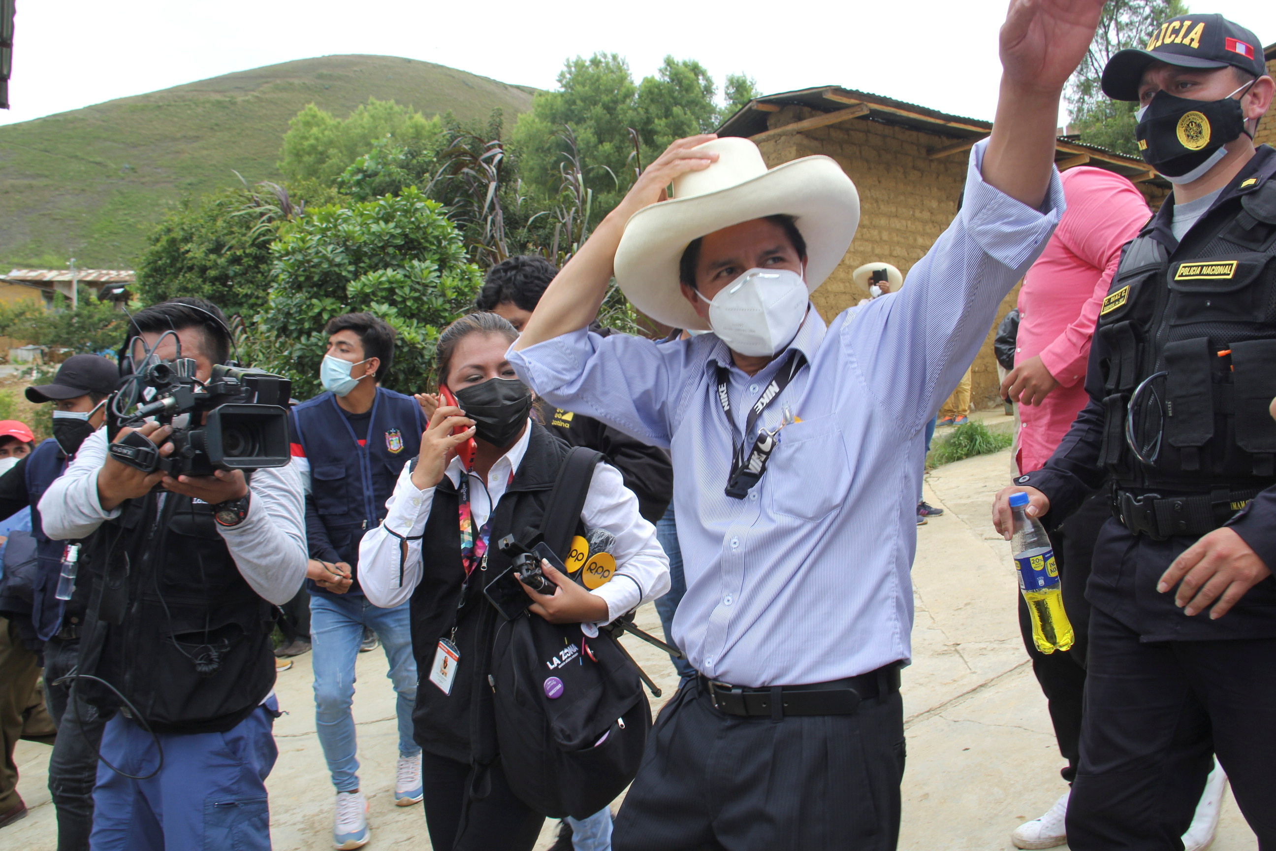 Candidato de izquierda Pedro Castillo intenta calmar a mercados en Perú “haciéndole la cruz” al chavismo