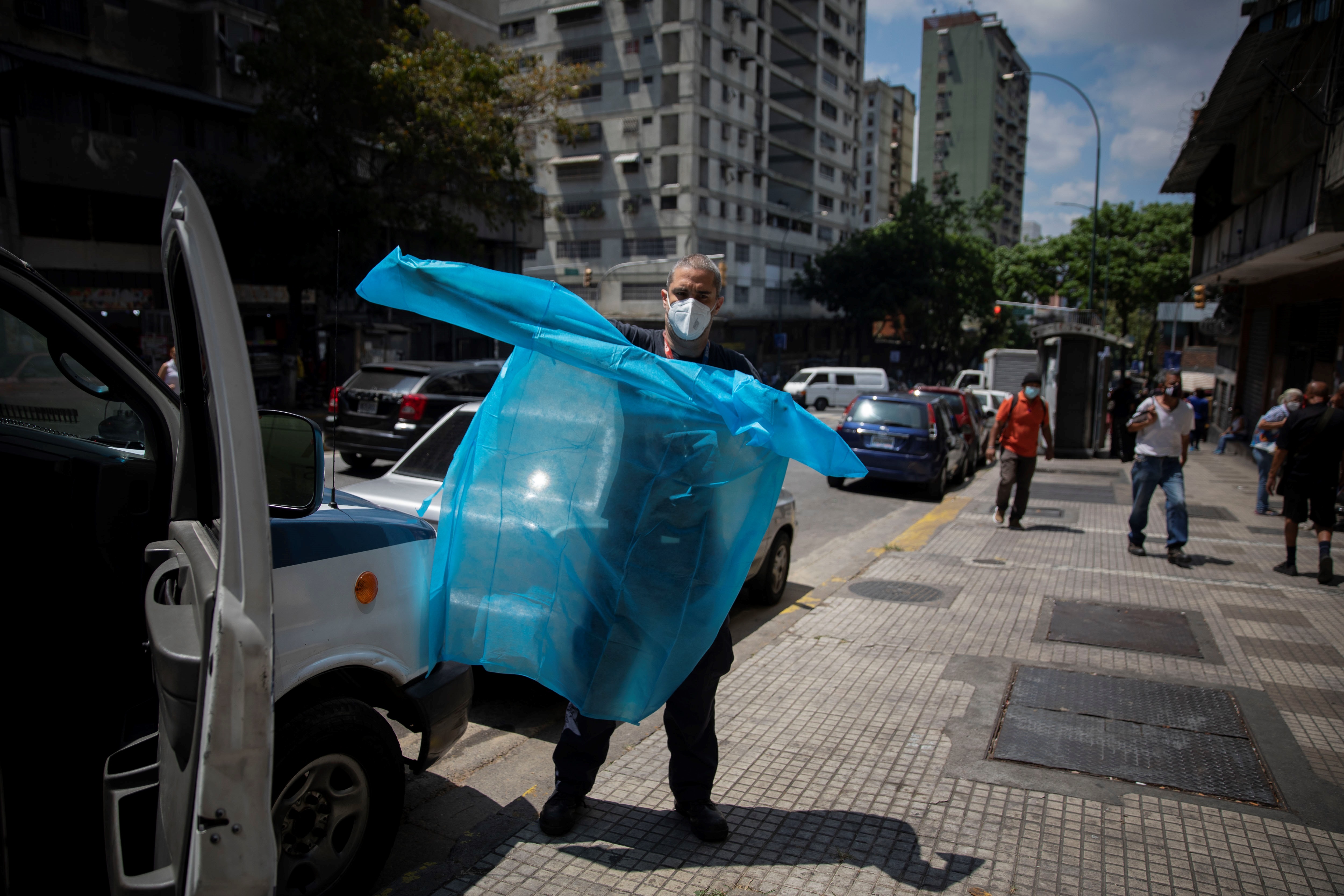 Mientras Maduro planea flexibilizar, la pandemia sigue en auge en Venezuela