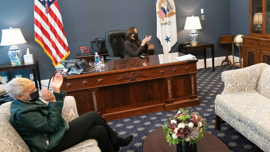 Kamala Harris recibió un simbólico escritorio hecho con materiales de buques de guerra