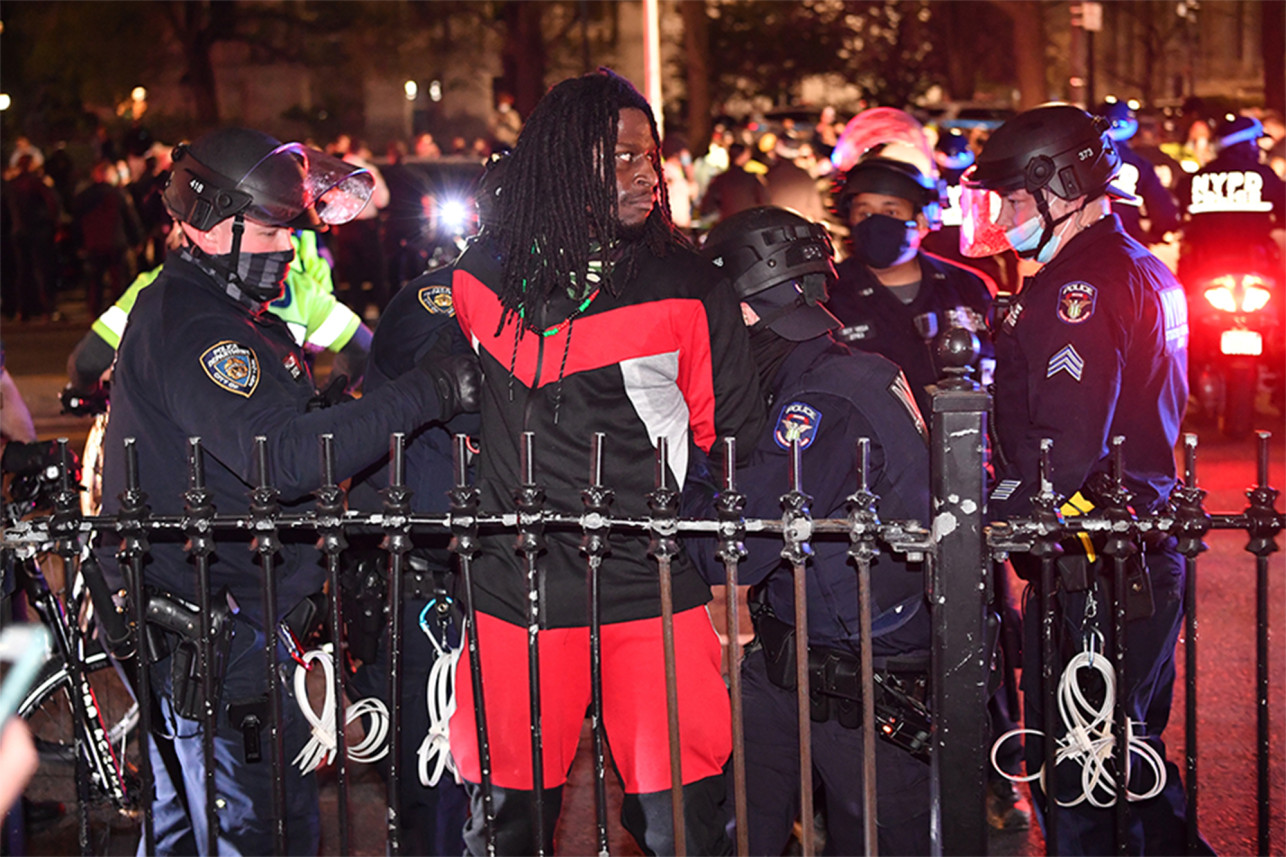 Decenas de manifestantes se enfrentaron a la policía en el puente de Brooklyn (Videos)