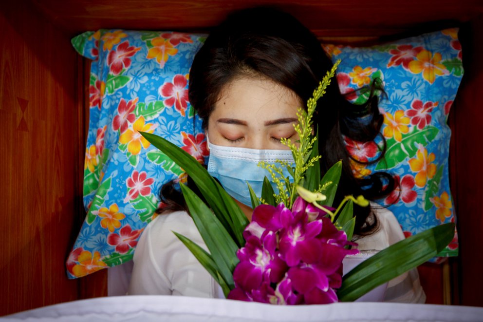 Organiza funerales de personas vivas para “atraer fortuna y buena suerte” en Tailandia (Fotos y Video)