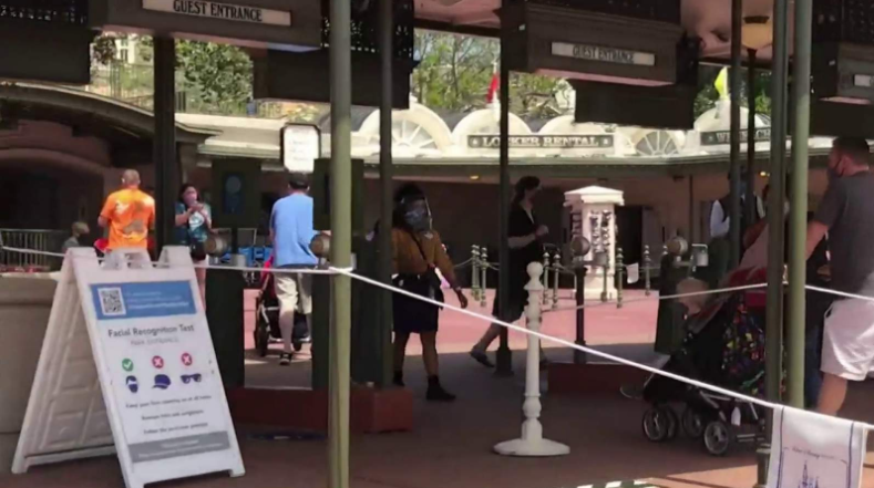 Disney World recupera lentamente más trabajadores a un año de la pandemia