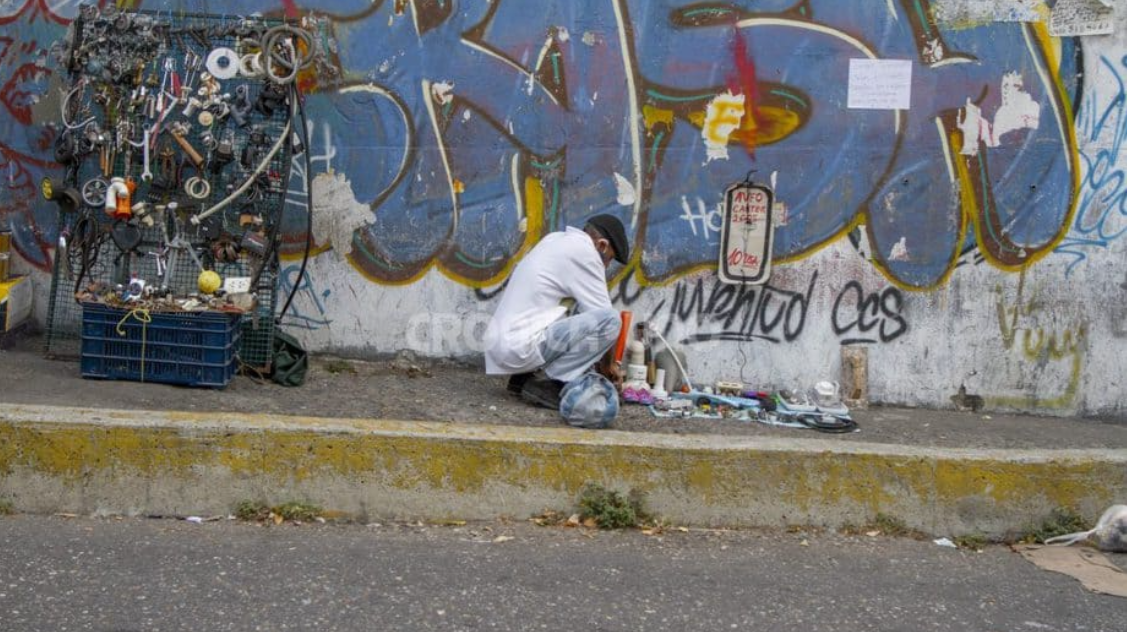 Adultos mayores salen a trabajar en las calles para buscar los ingresos que no perciben con la pensión