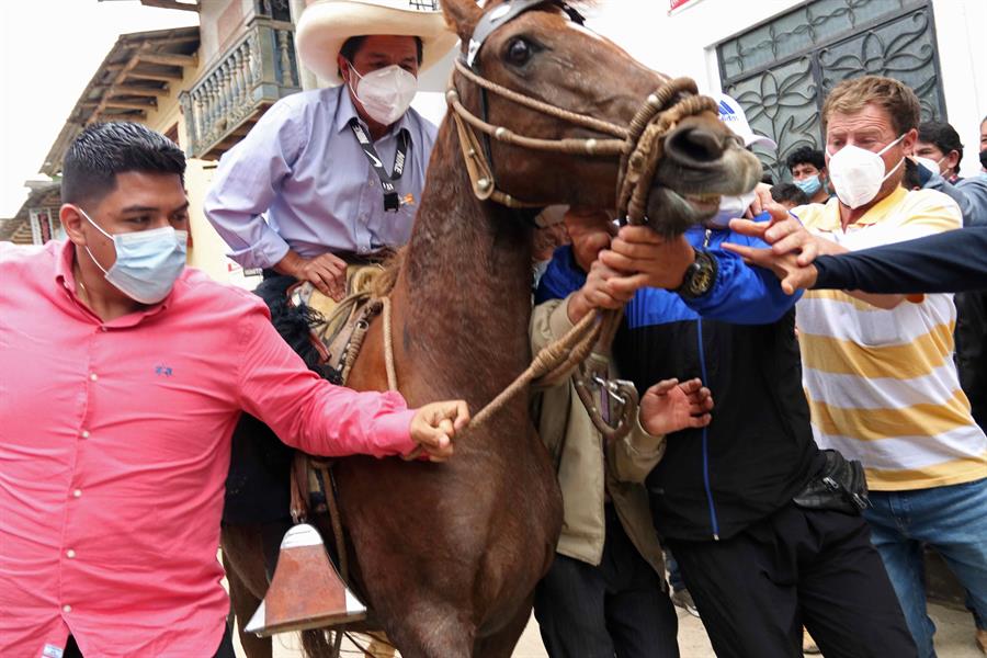 El candidato izquierdista de Perú, Pedro Castillo, no quiere hablar de Venezuela