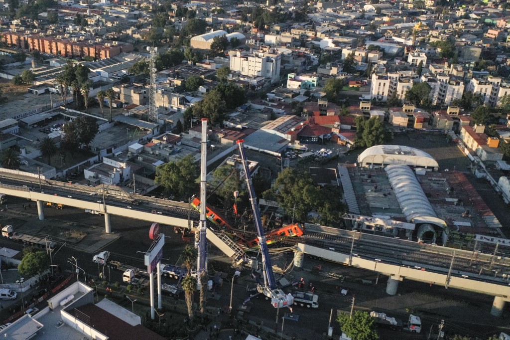 Familiares de víctimas de accidente del metro en México piden justicia a la fiscalía