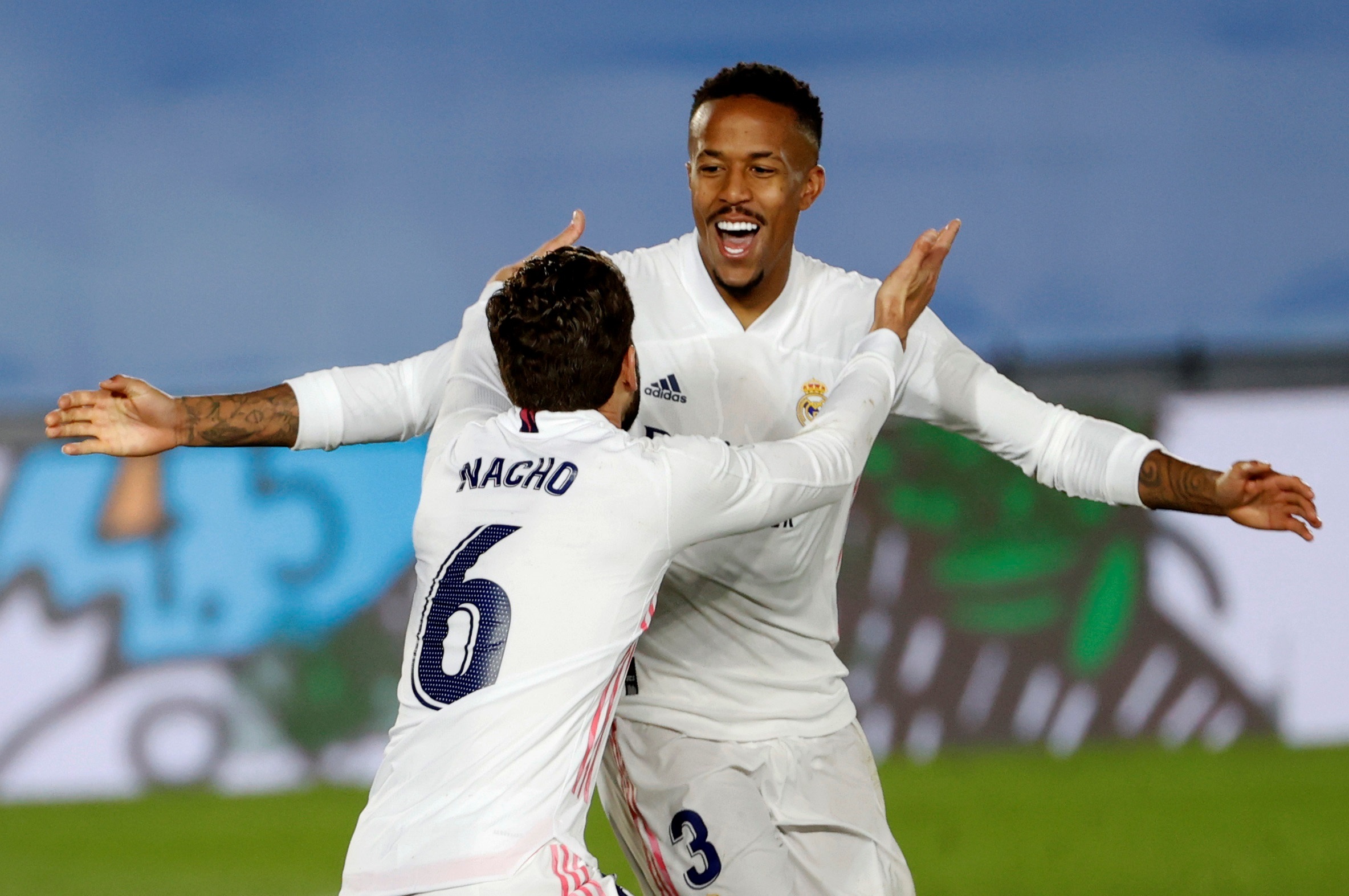 Militao y Casemiro mantienen al Real Madrid a la caza del Atlético