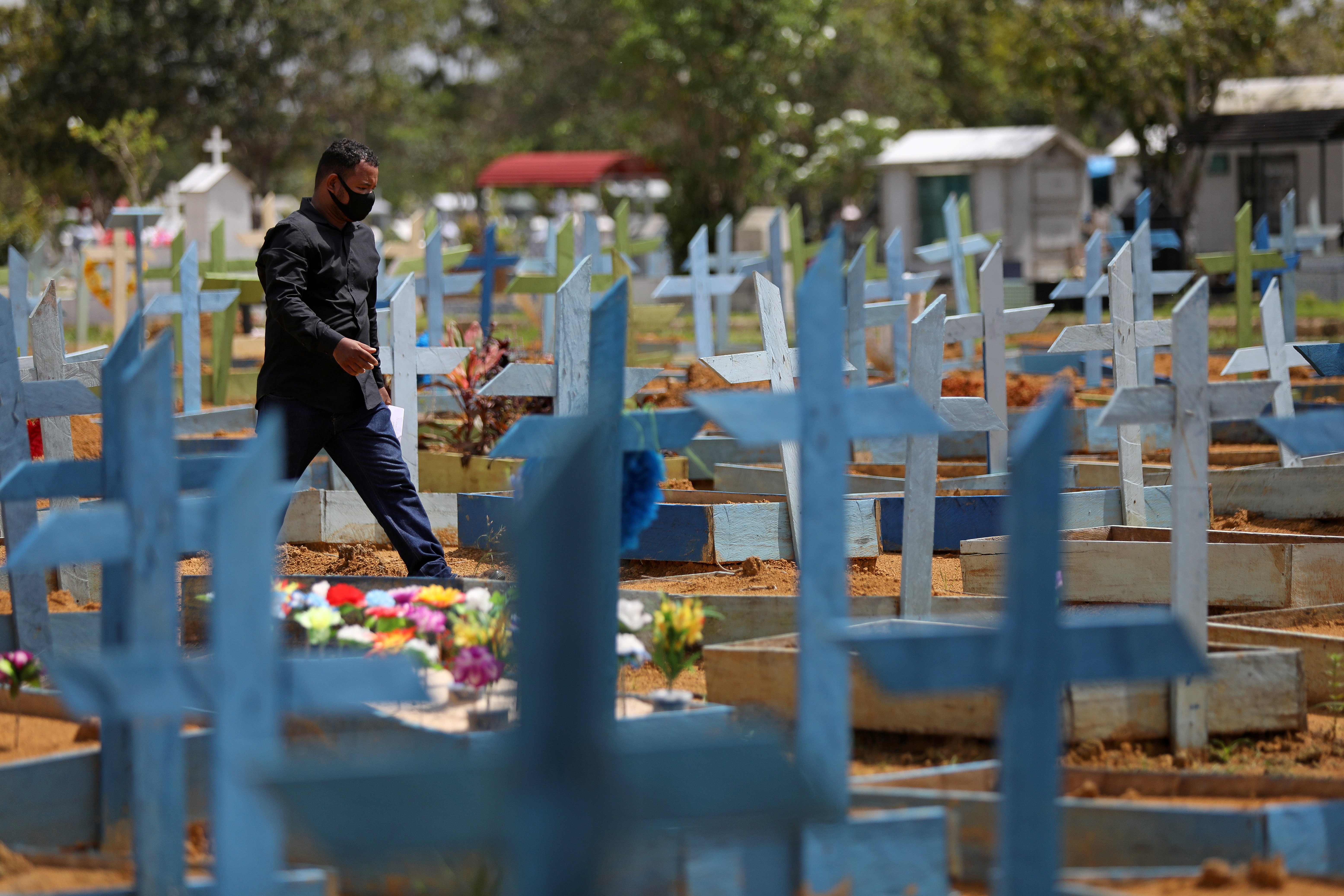 Media de muertes por Covid-19 en Brasil cae a su menor nivel en meses