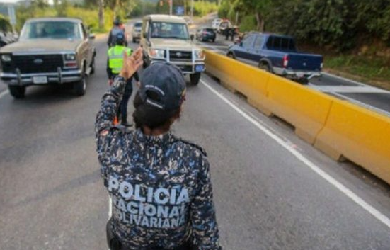 Almuerzos por papeles: Abusadores con uniforme matraquean en Plaza Venezuela (Video)