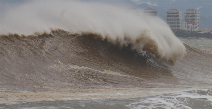 La tormenta tropical Andrés se aleja de las costas del Pacífico mexicano