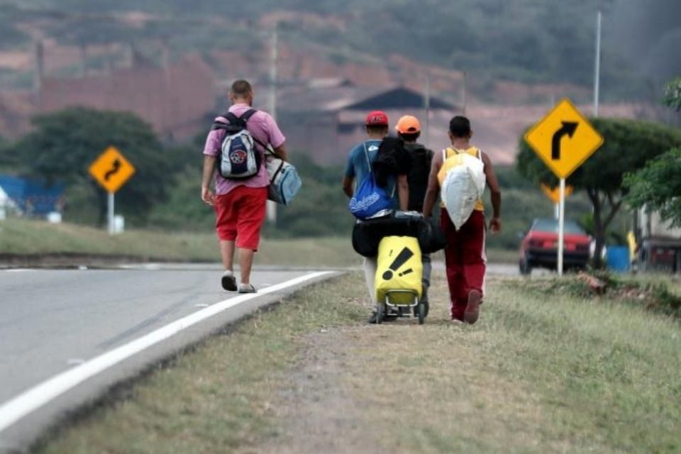 Venezolanos caminan de Caracas a Táchira para cruzar la frontera (Video)