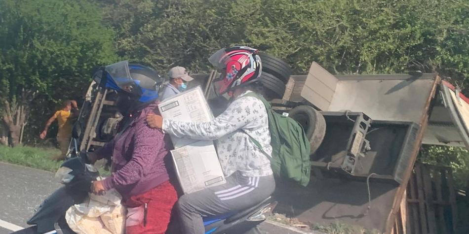 Saquearon otro camión volcado en Barranquilla… lo peor, no ayudaron al conductor herido