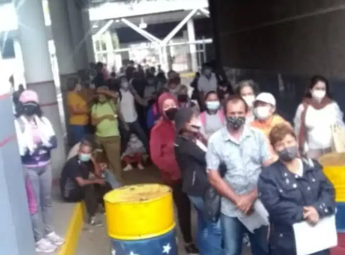 Se registran fuertes colas para cruzar el canal humanitario en la frontera colombo-venezolana #10May (FOTO)