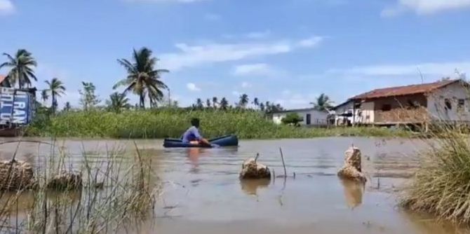 Habitantes de la laguna de Sinamaica deben remar tres horas y luego caminar para comprar alimentos