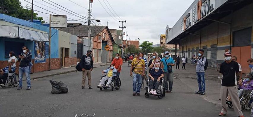 Pacientes renales protestaron por falta de agua potable en la Unidad de Diálisis Barquisimeto este #22May (Fotos)