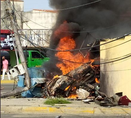 Dos personas fallecidas tras estrellarse un vehículo con local comercial en Ciudad Ojeda este #23May (Fotos)