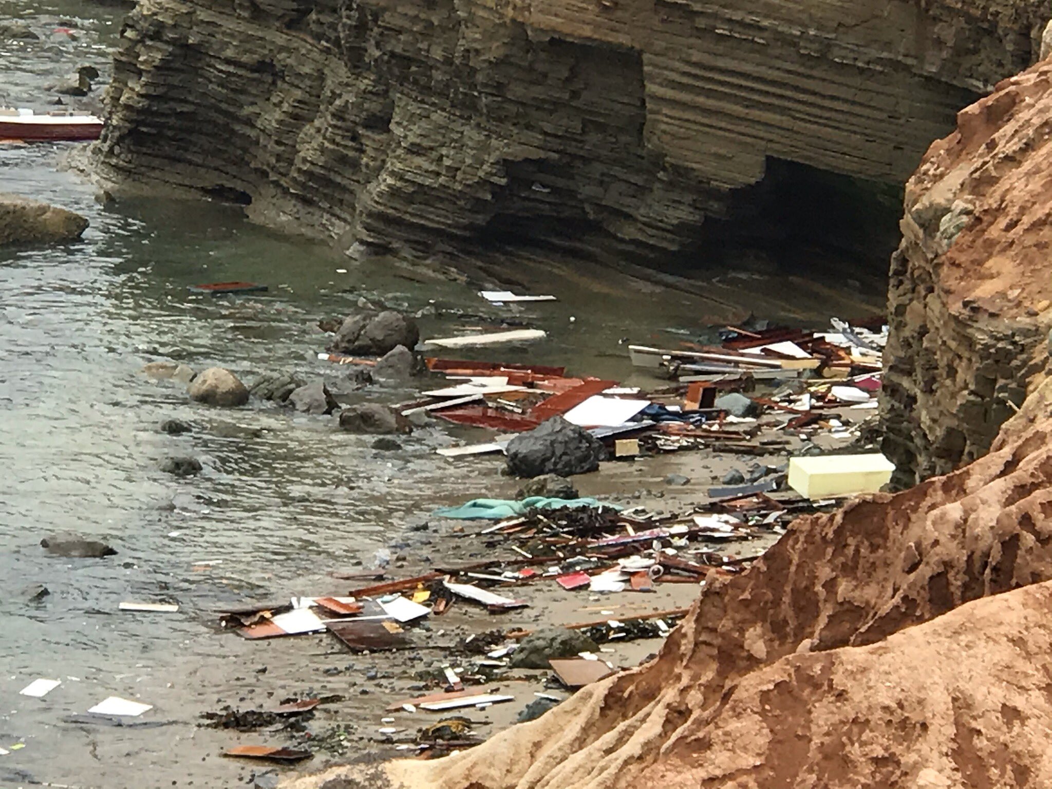 Al menos cuatro muertos después de que un presunto bote de contrabando se volcara en San Diego (Fotos)