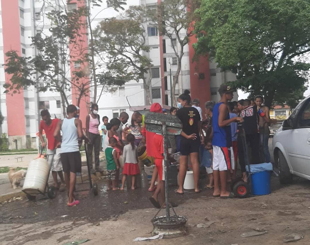 Habitantes de Pinto Salinas sacan agua de una alcantarilla luego de una semana sin el servicio